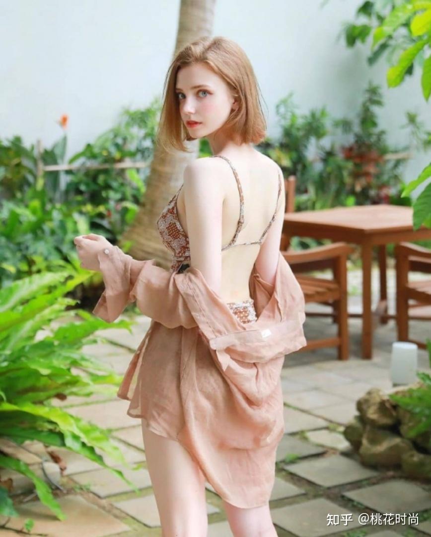 来自德国的仙女模特脸蛋粉嫩好似可以挤出水唯一的败笔在这里