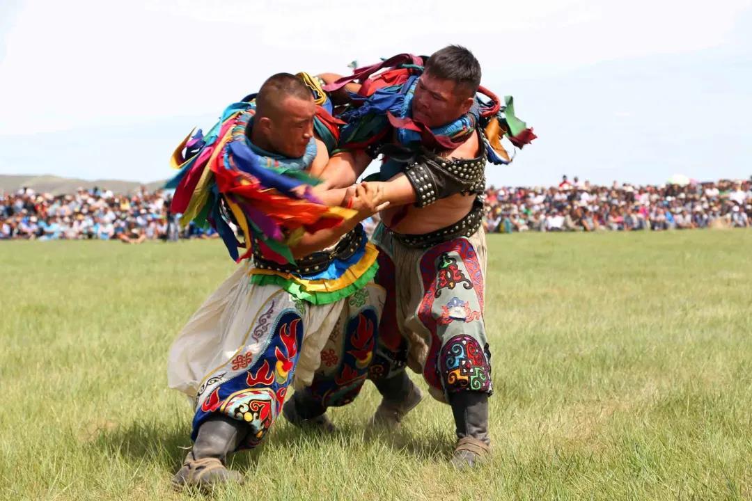 草原儿女同样甚至更热爱运动,如蒙古式摔跤搏克,是蒙古族传统体育