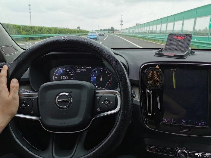 野花不知名白黄俱赋情沃尔沃xc40是最好的风景