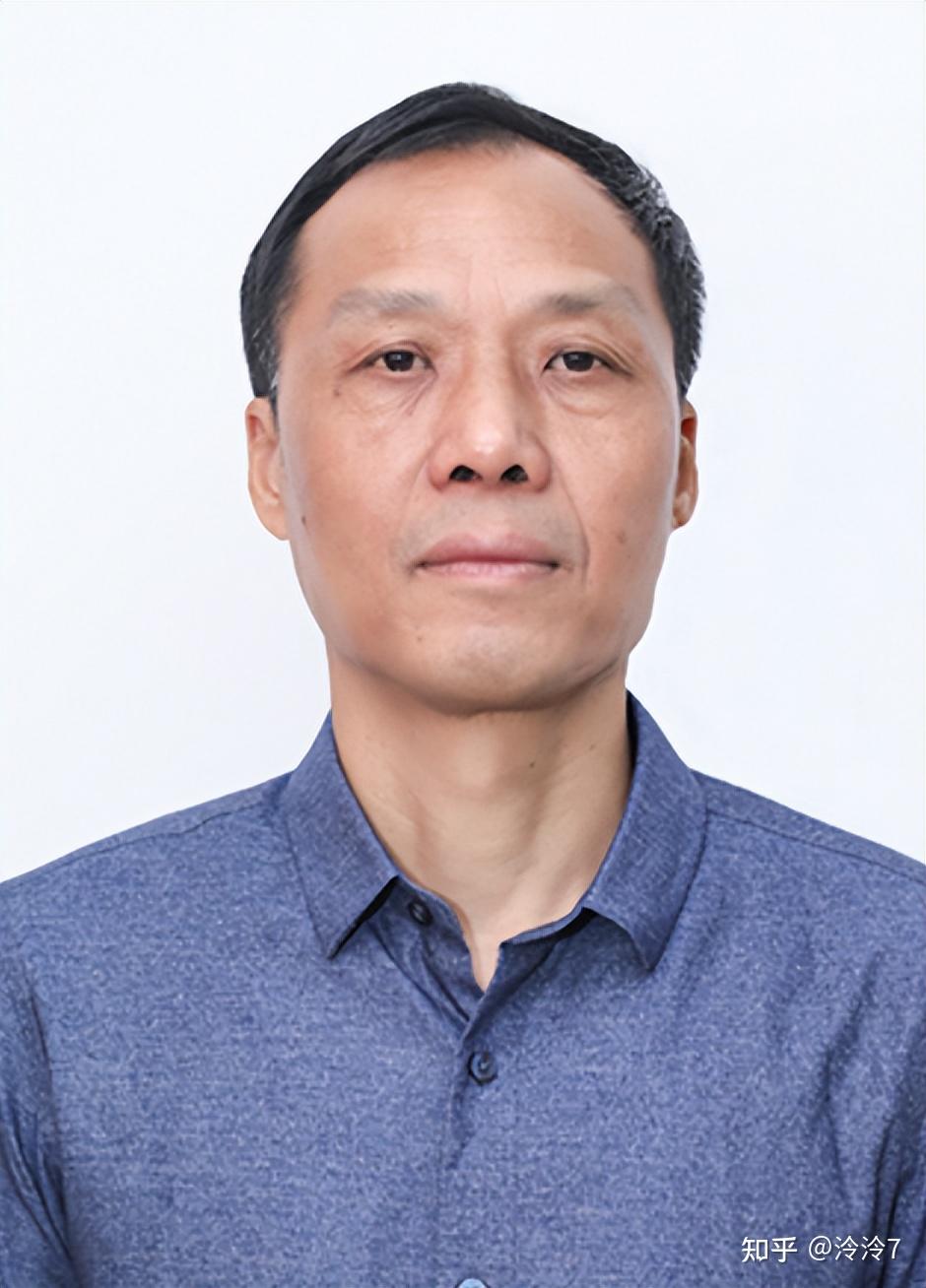 周刚1986年毕业于国防科技大学,获理学学士学位,1995年毕业于北京理工