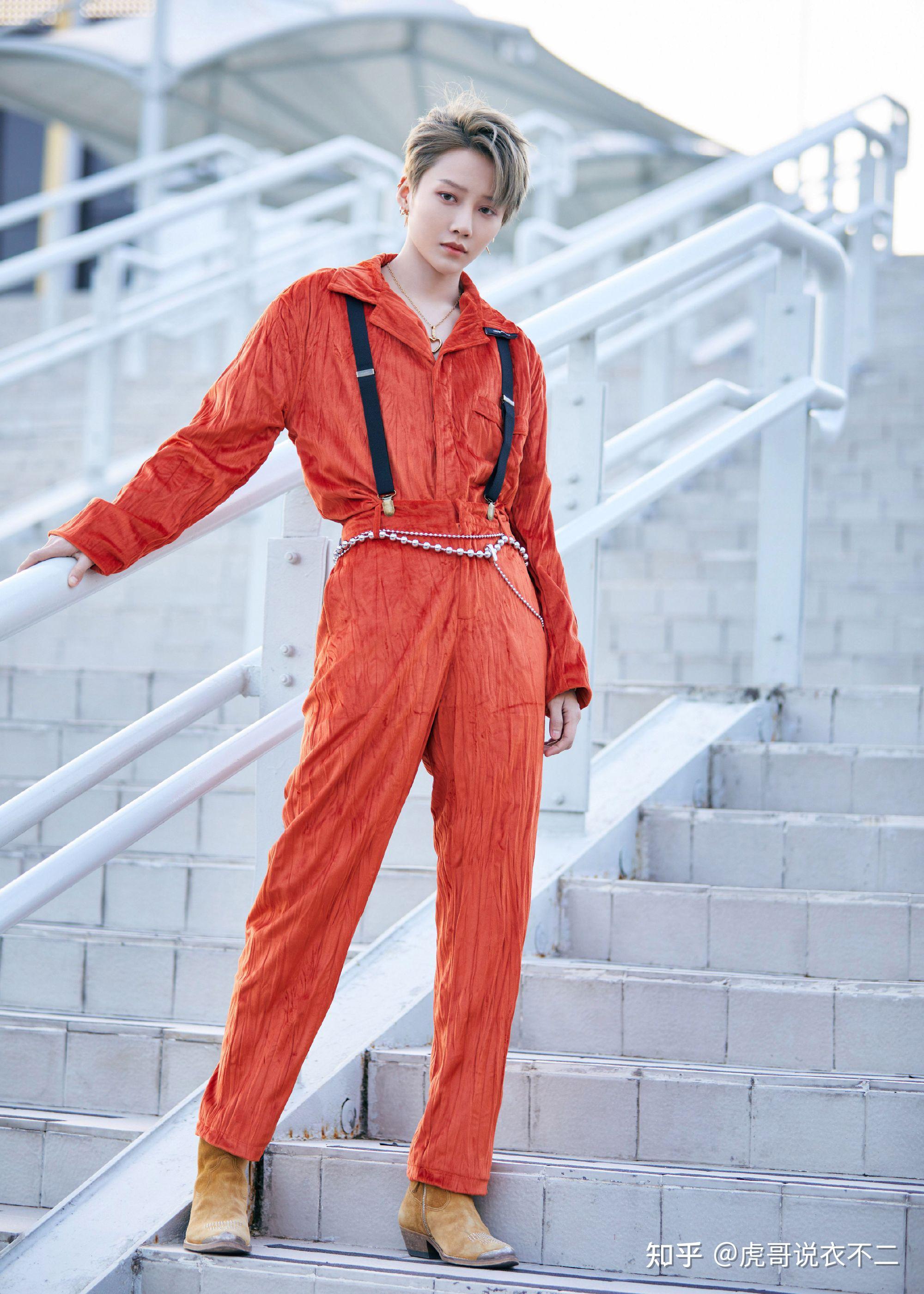 女生也可以很帅气刘雨昕身穿复古卫衣参加活动造型太潇洒了