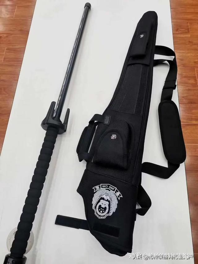 洛阳女特警身背“大宝剑”考场执勤 实为多功能便携警棍 - 知乎
