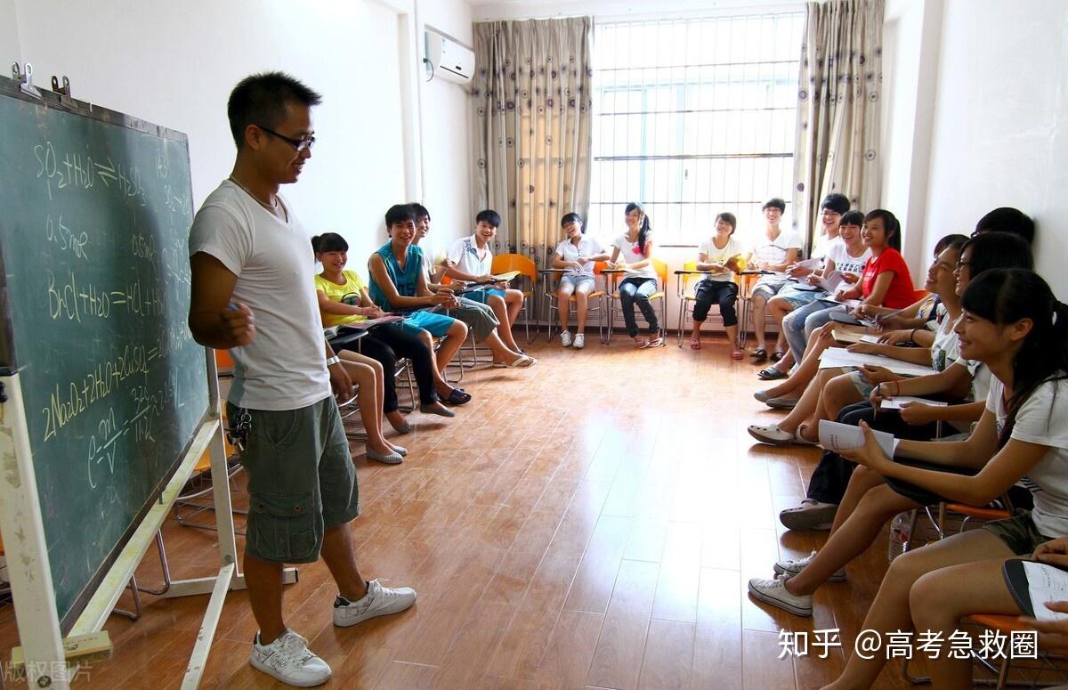 什么是公费师范生怎么报考 v2-4cca7568e63a5688d73e40be60a0d2f1_r.jpg