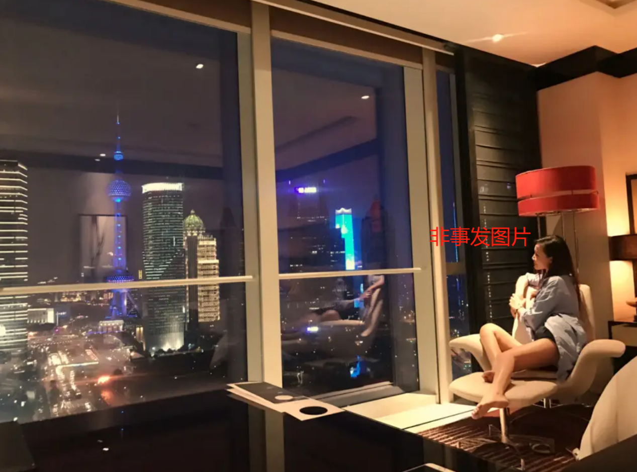 这个故事比较早,大概是2016年的事儿,坊间给这个故事起名叫做陆家嘴小