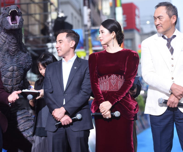 40岁章子怡与胡歌同框,薄纱礼服配丸子头好会穿!从头精致到脚尖