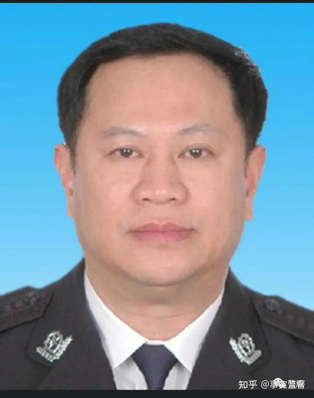 1980年参军入伍,退伍后进入广西苍梧县经委工作,就此开启他的仕途生涯