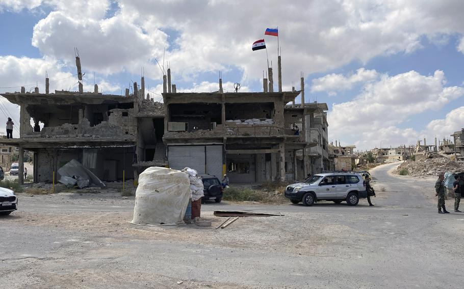 2021 年 9 月 12 日星期日,叙利亚士兵在叙利亚南部城市德拉的一座