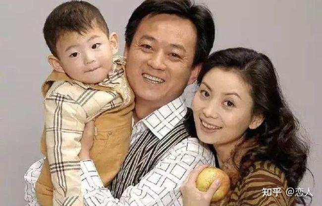 57岁朱军携妻子罕见秀恩爱装扮体面显富贵两人甜笑谢网友支持