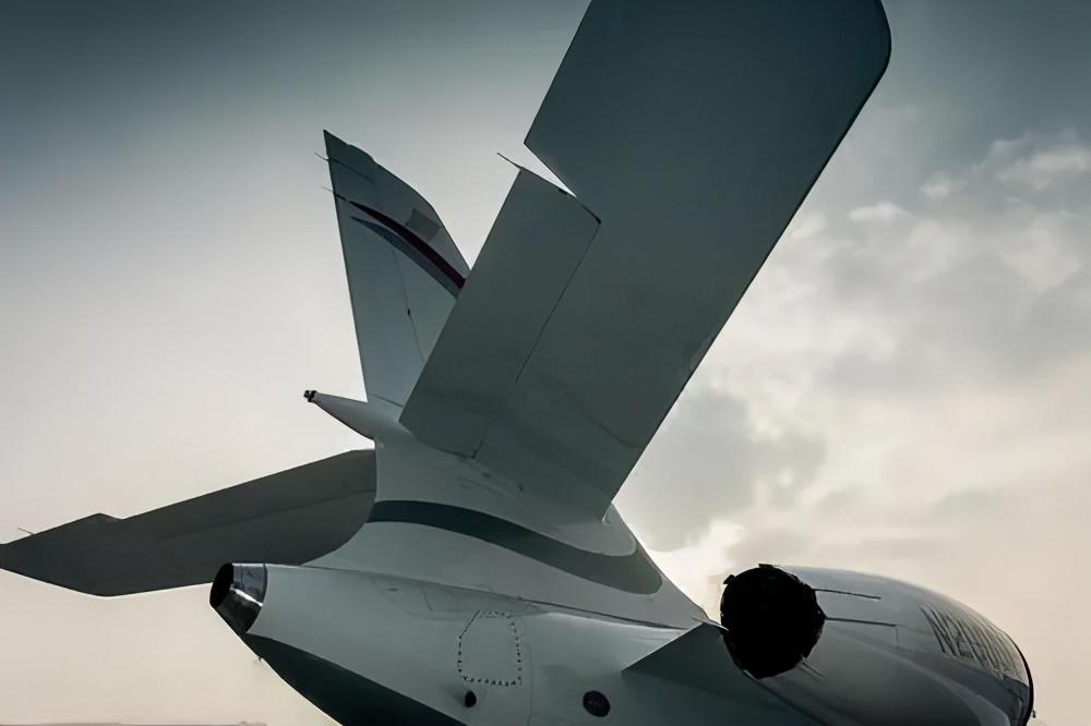 飞机尾巴部分的正确名字叫尾翼.