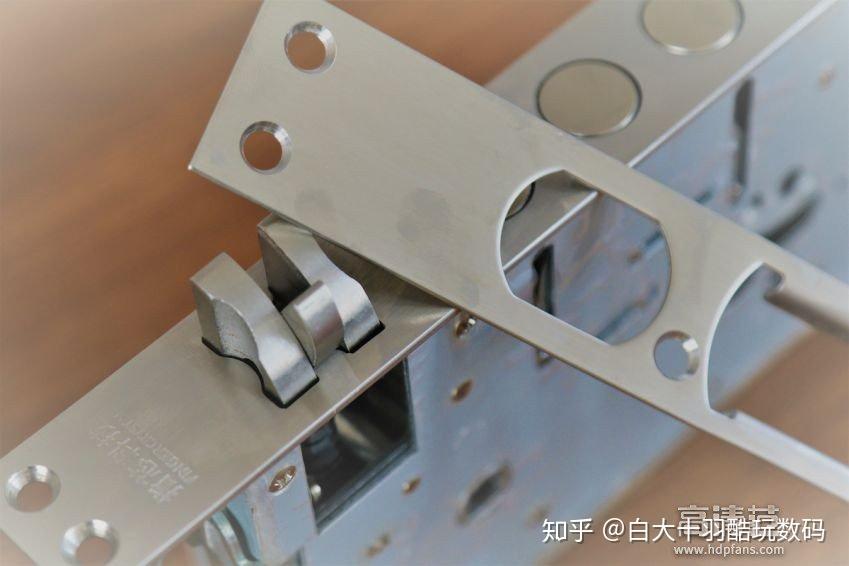 锁体采用优质合金材质,锁舌等重点部位则采用了纯304不锈钢,锁体挡板