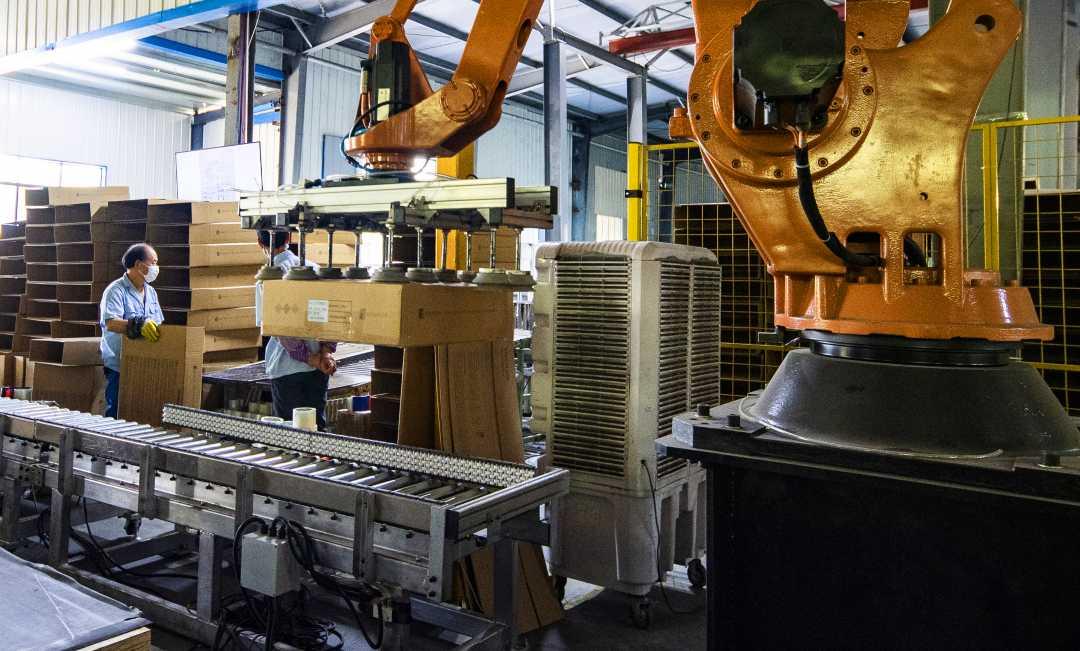 4月29日,江西省新余市高新区华腾地毯产业园簇绒车间生产线上,工人