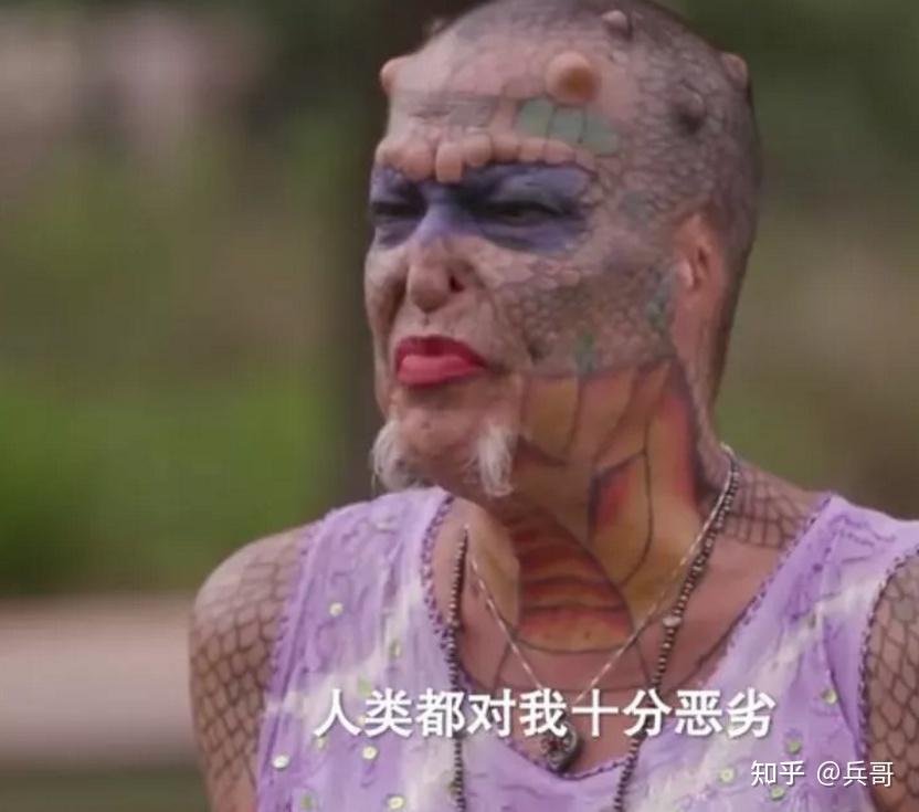 患上艾滋病后,他决定67变性,纹身,割耳,彻底将自己变成一条龙