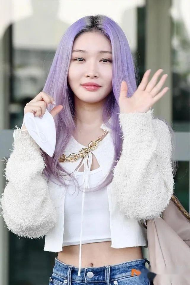 "穷哈"金请夏机场近照引热议:整容,妆容问题,还是瘦到脱相?