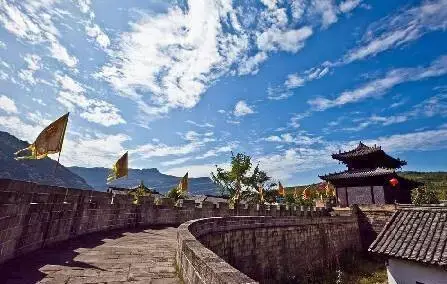 昭化的汉代古城墙和明清时期的古城门,八卦井,龙门书院等都保存完整.