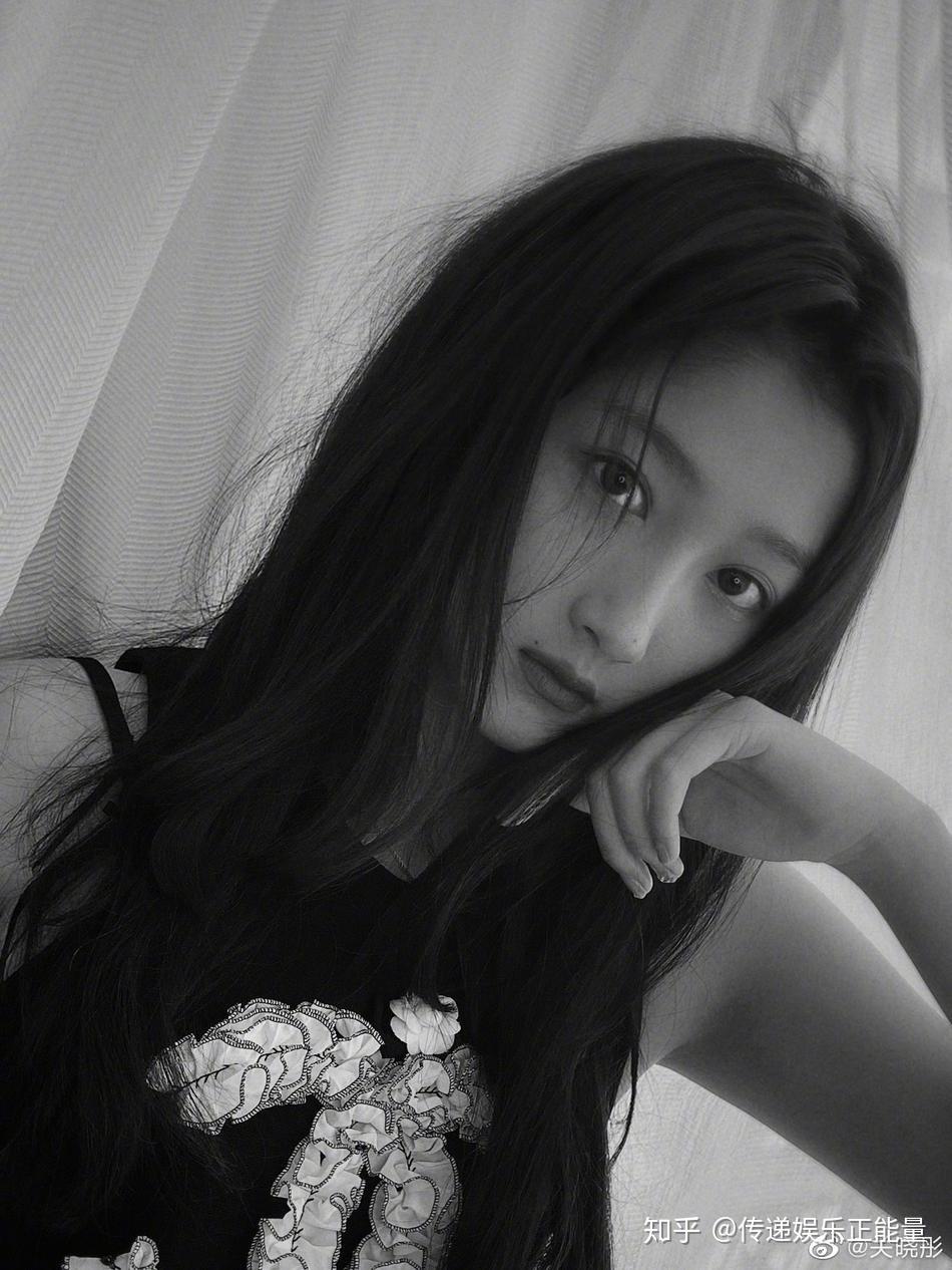 关晓彤无袖短上衣秀腹肌眼神凌厉清冷美人范儿真迷人