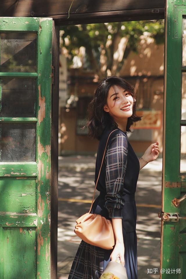 拍照怎样摆姿势好看12个拍照姿势 v2-4d8c96fefc17342711458a904d8a6559_r.jpg