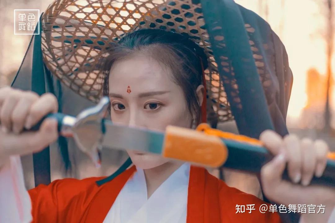 剑舞到底有多帅?6个动作教你活用剑元素! - 知乎