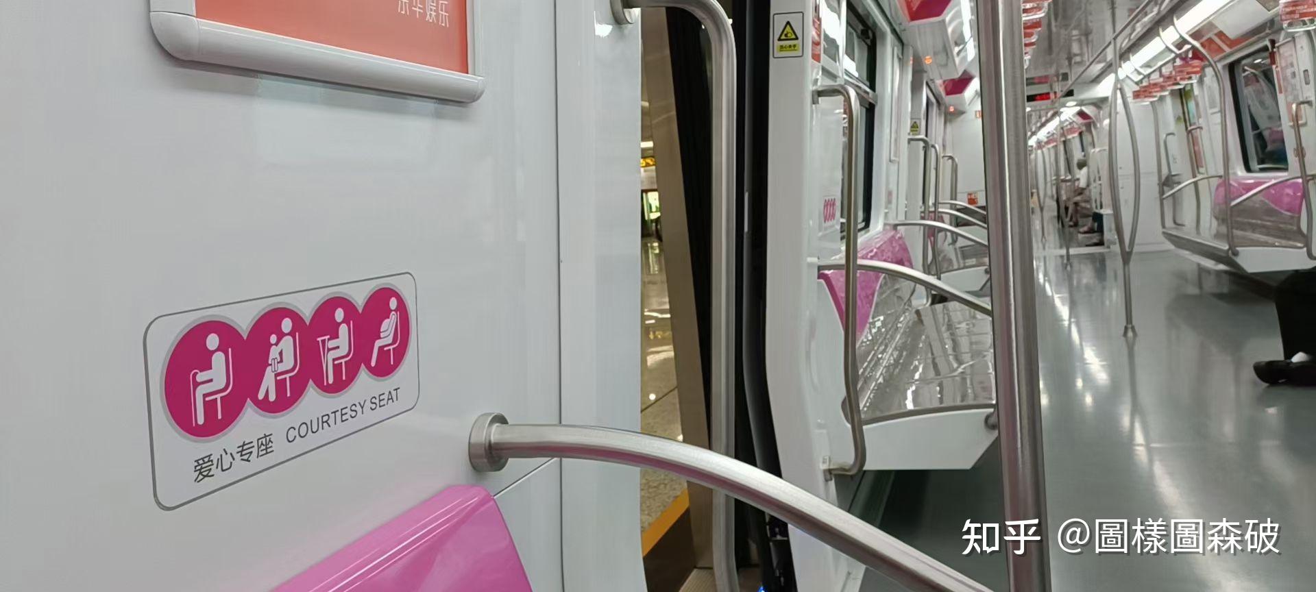 如何看待上海地铁一老人与女子争爱心专座女子称当时车厢很多空位他