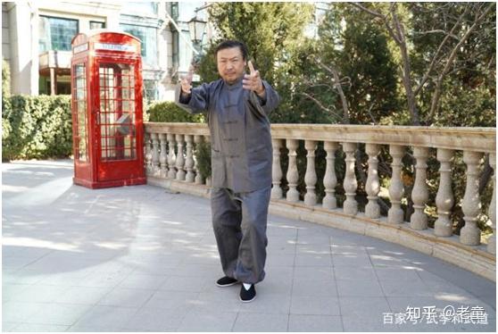 氏拳传到我这一辈,同辈中的年龄跨度甚大,如驼五爷拜在孙存周先生门下