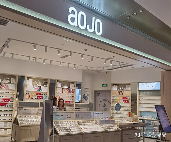 这种快时尚眼镜店最多的就是眼镜框架,款式都比较时尚,潮,任你挑选