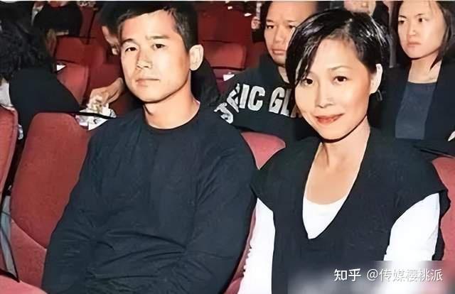 被认为是下嫁,但林海峰却是不折不扣的演艺世家,弟弟是歌手林晓峰