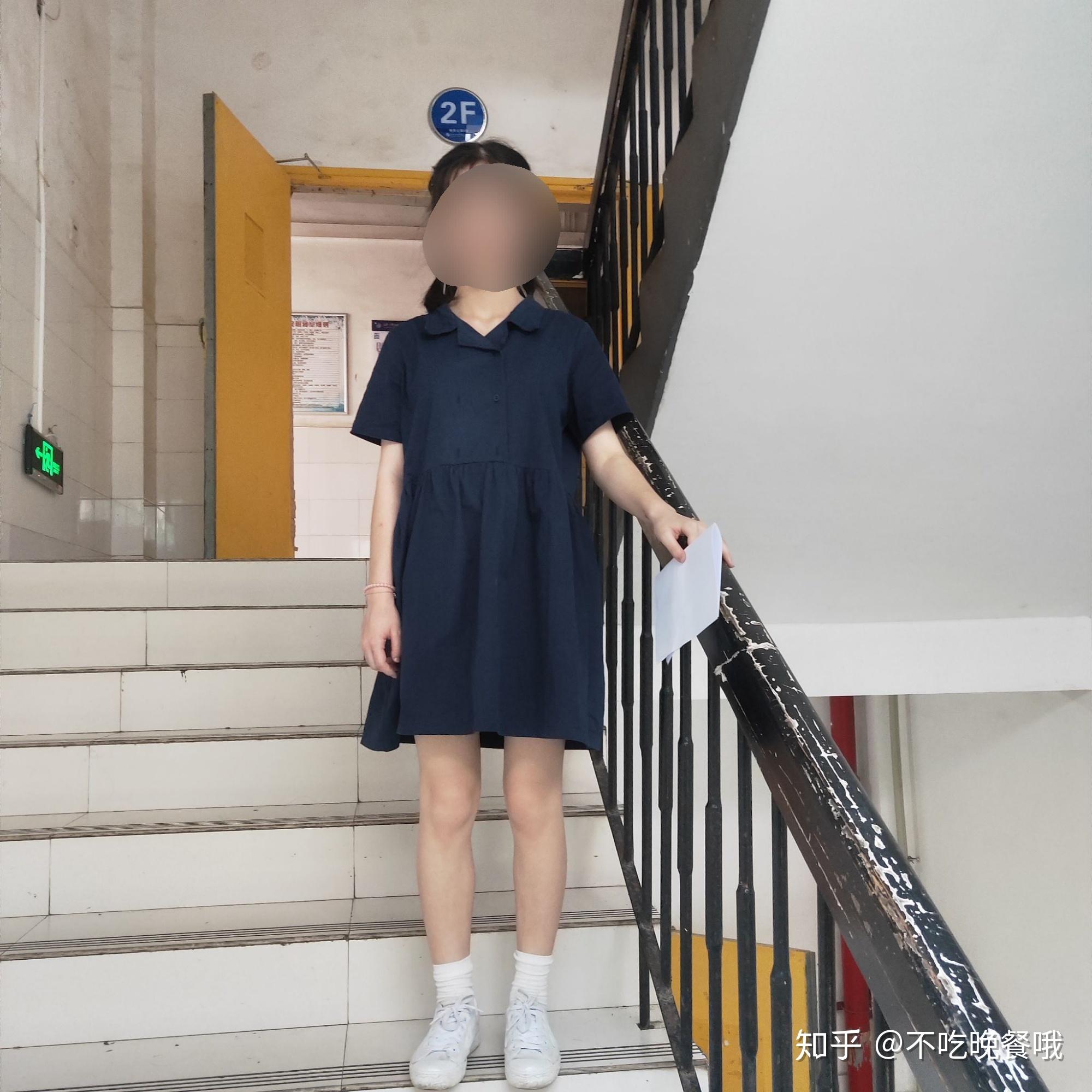 眼镜女生衣服怎么搭_戴眼镜的女生动漫头像