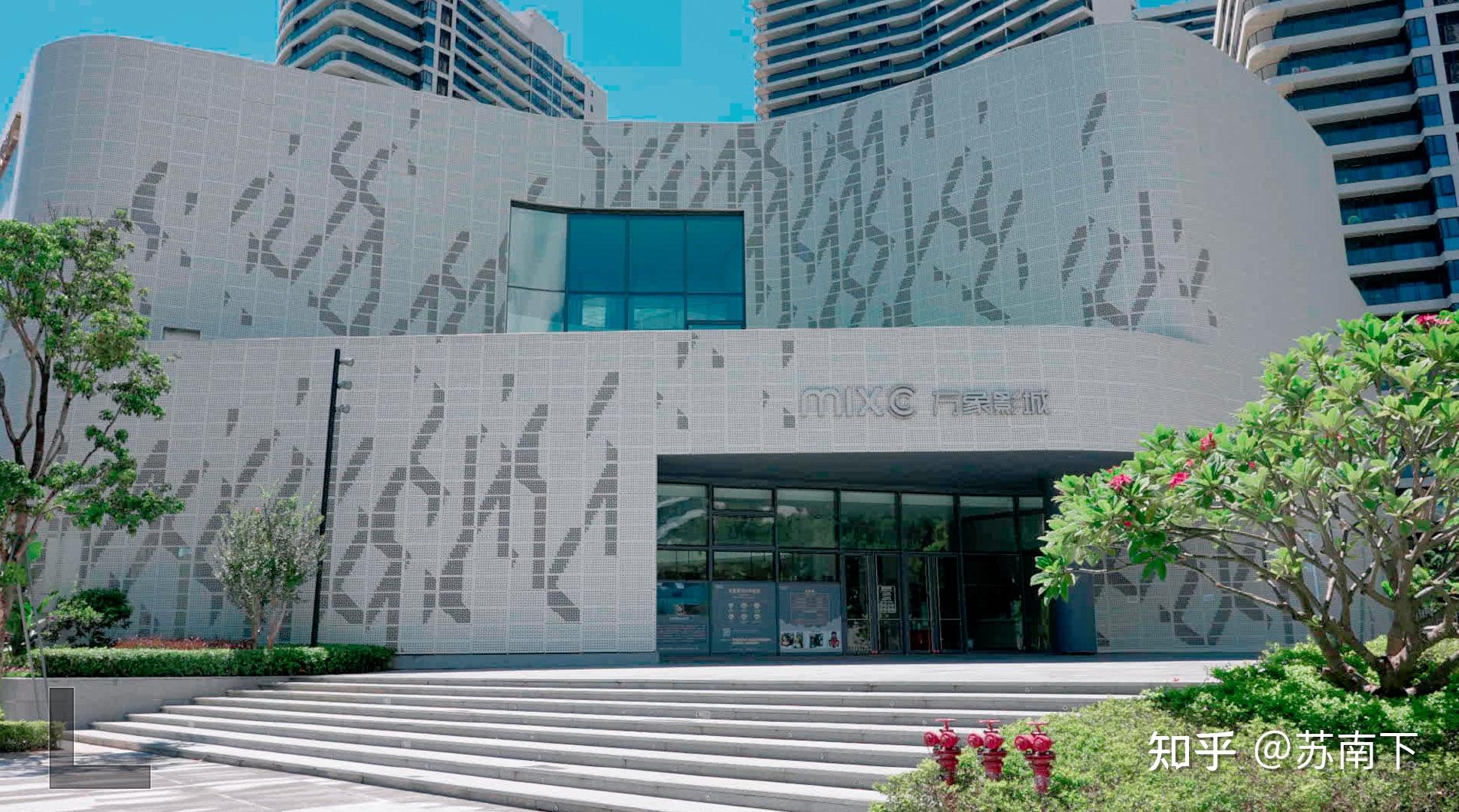 商业街对面有一家万象影城电影院,对于喜欢看电影的人来说就很棒.