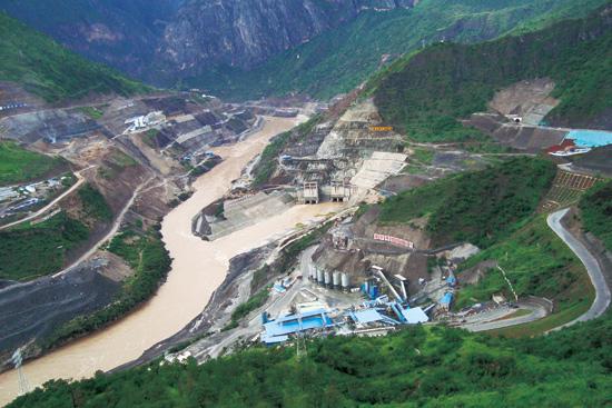 在云南金沙江阿海水电站的设计过程中,其水工专业部分利用autodesk