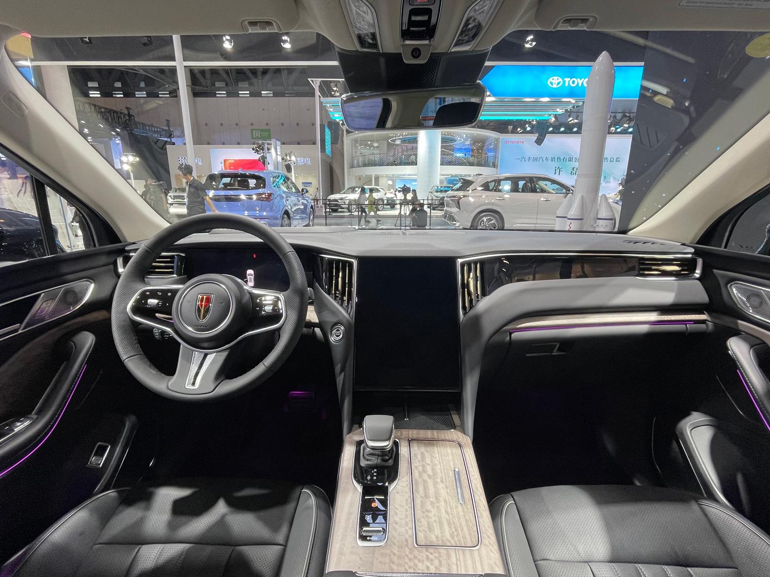 全新红旗hs7的内饰质感表现得也非常出色,中控台大面积覆盖了真皮材质