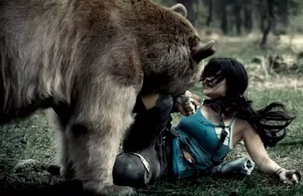 她和真熊搏斗为了还原游戏场景俄罗斯cosplay女王完美还原劳拉