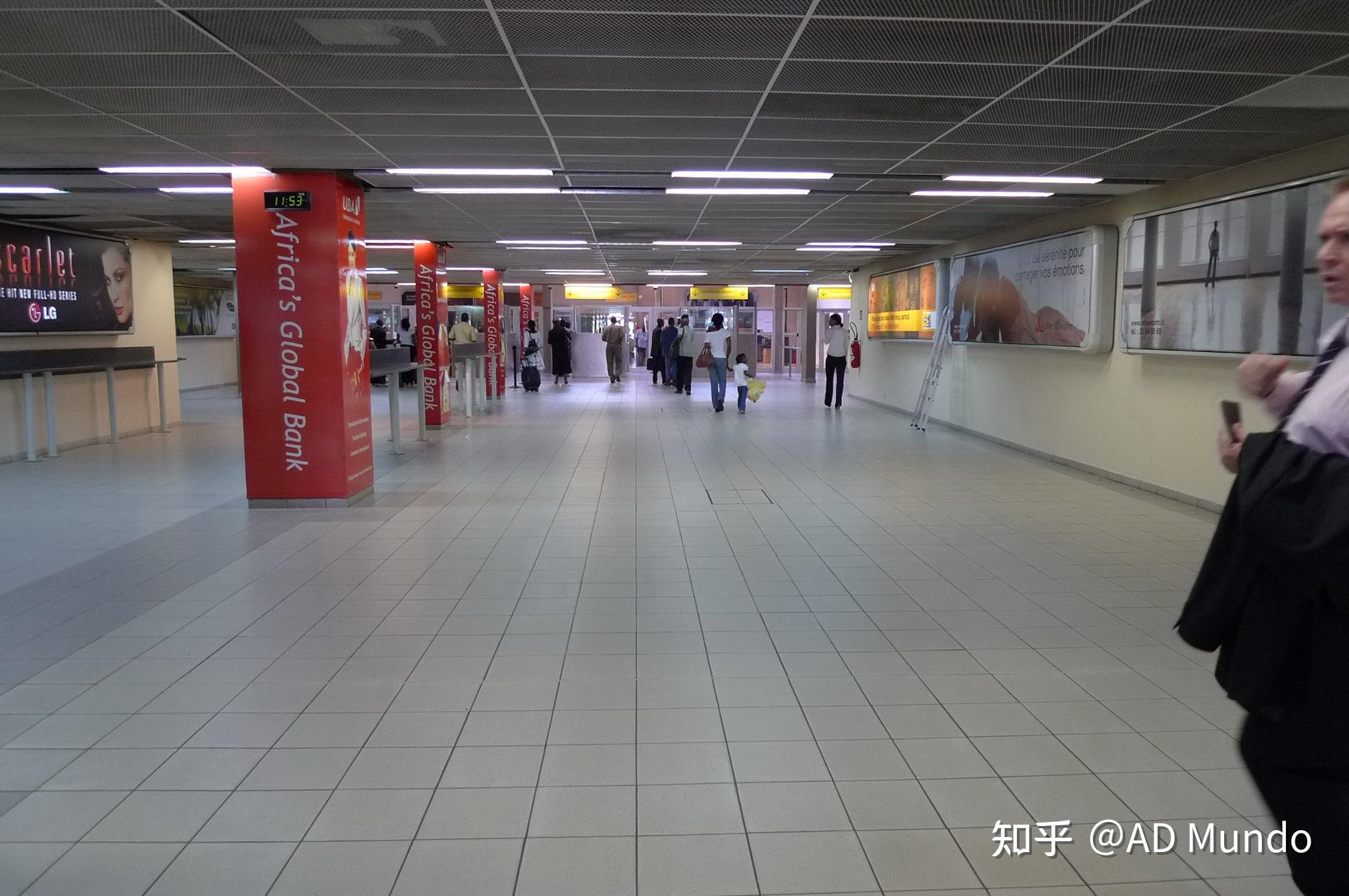 科特迪瓦阿比让机场——门童是大象