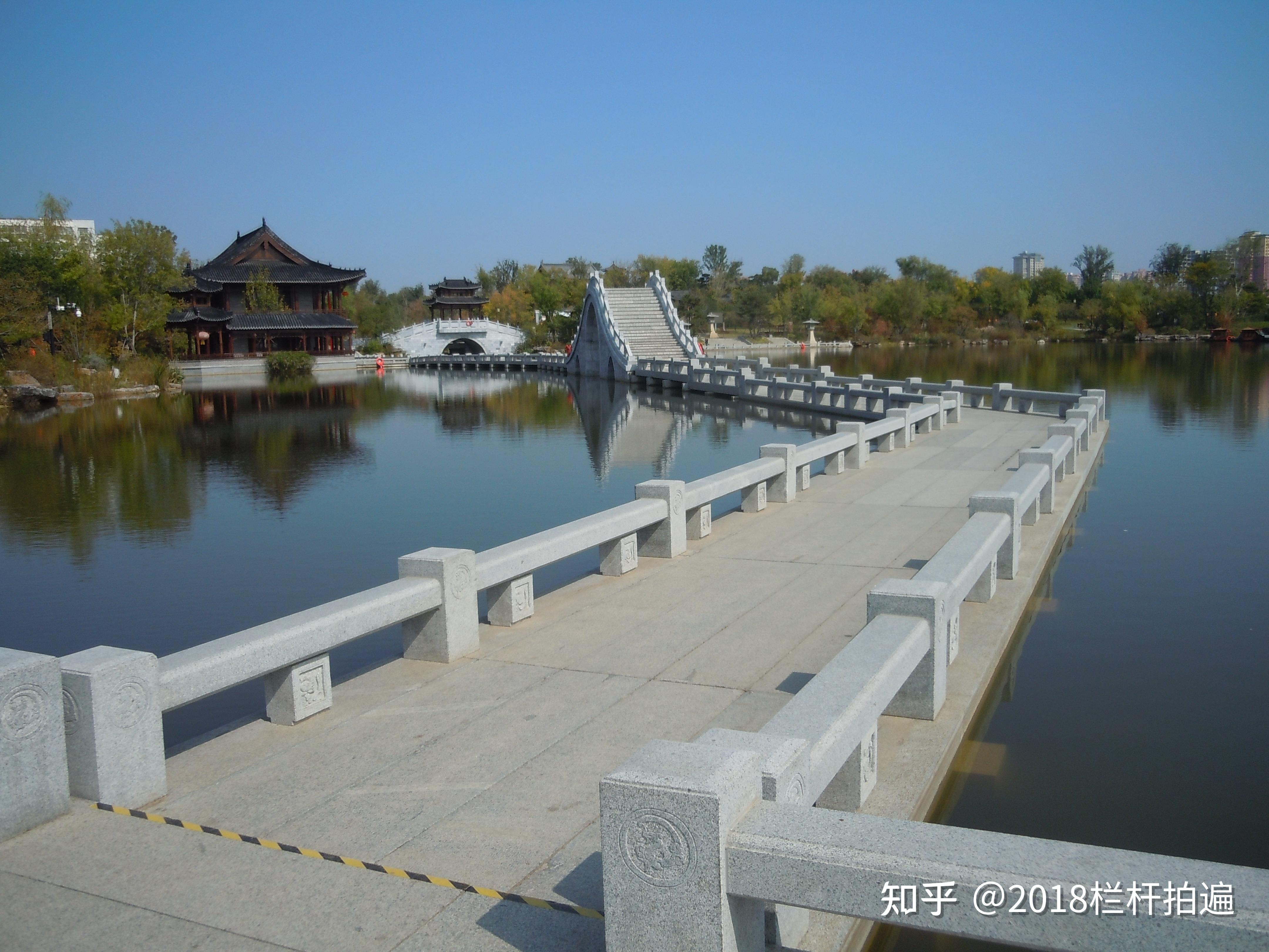 石桥上的桥亭下图,"三友轩"全貌本文介绍南阳"卧龙岗"景区南门内的