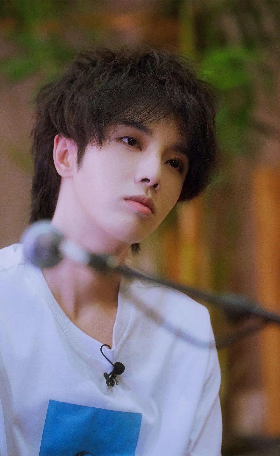 华晨宇壁纸帅气迷人的花花是一定要放在锁屏上的