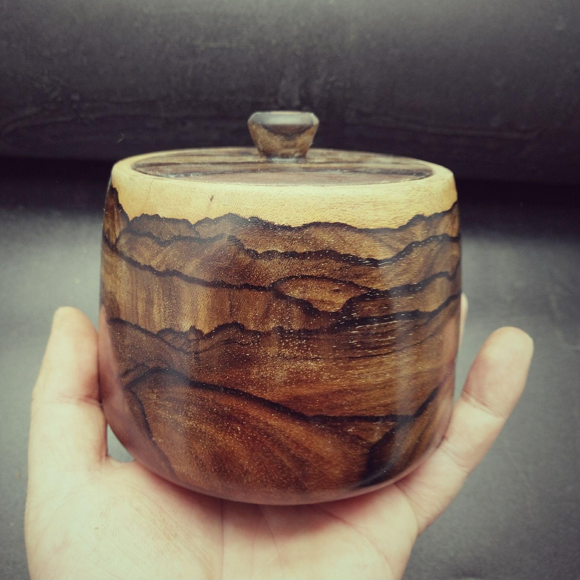 一个黑柿木茶叶罐