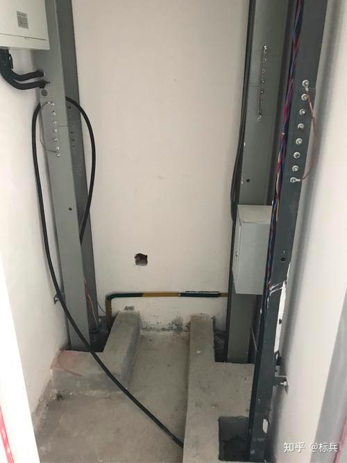 老鼠出现在楼上,除了有很强的攀爬能力外,在管井中向四面八方延伸的