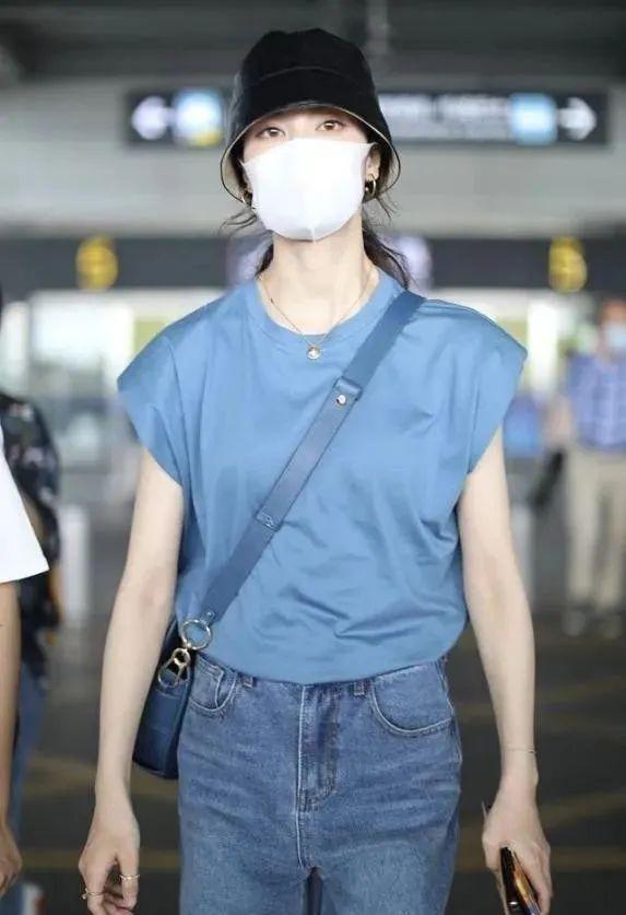 塞衣角,衣角打结都过时了!今年穿t恤流行"塞垫肩",好高级