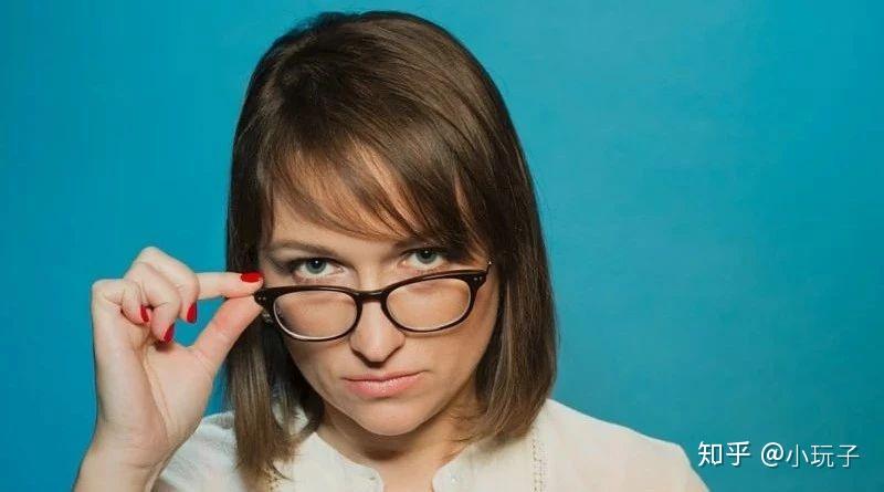 大家翻开课本第26页""同学们,今天体育老师请假用手推了推眼镜她走进