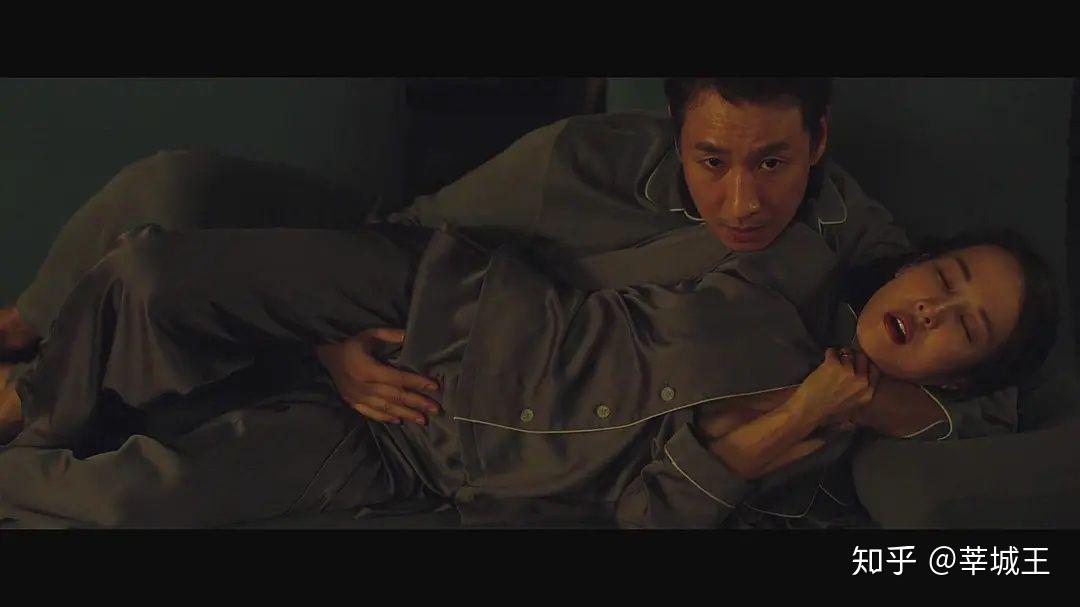 《寄生虫》穿上衣服的赵汝贞  差点没有认出来