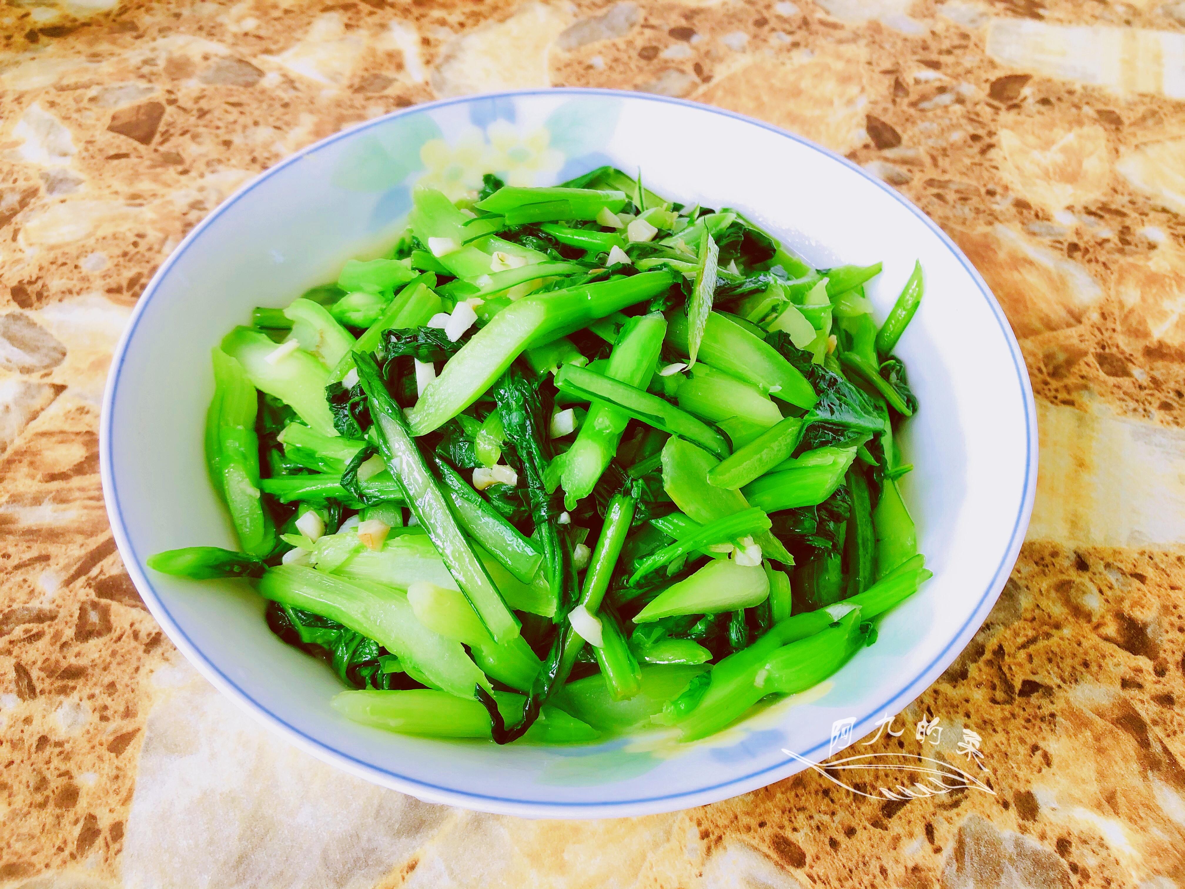 蒜蓉炒油菜五,春菜推荐一道牛肉炒春菜做法,需要准备的食材有春菜