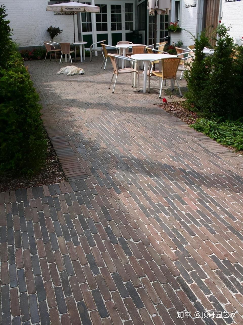 红砖,彩色透水砖和陶土砖适合欧式风格庭院,而灰色黑色系透水砖以及
