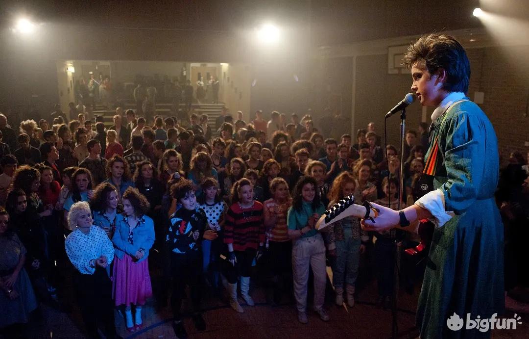 《sing street》,这正是影片中主角建立的乐队名字——"唱街"的英文