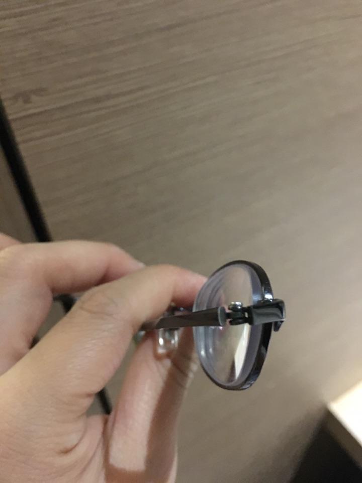 眼镜腿这样是螺丝松了么可以修么