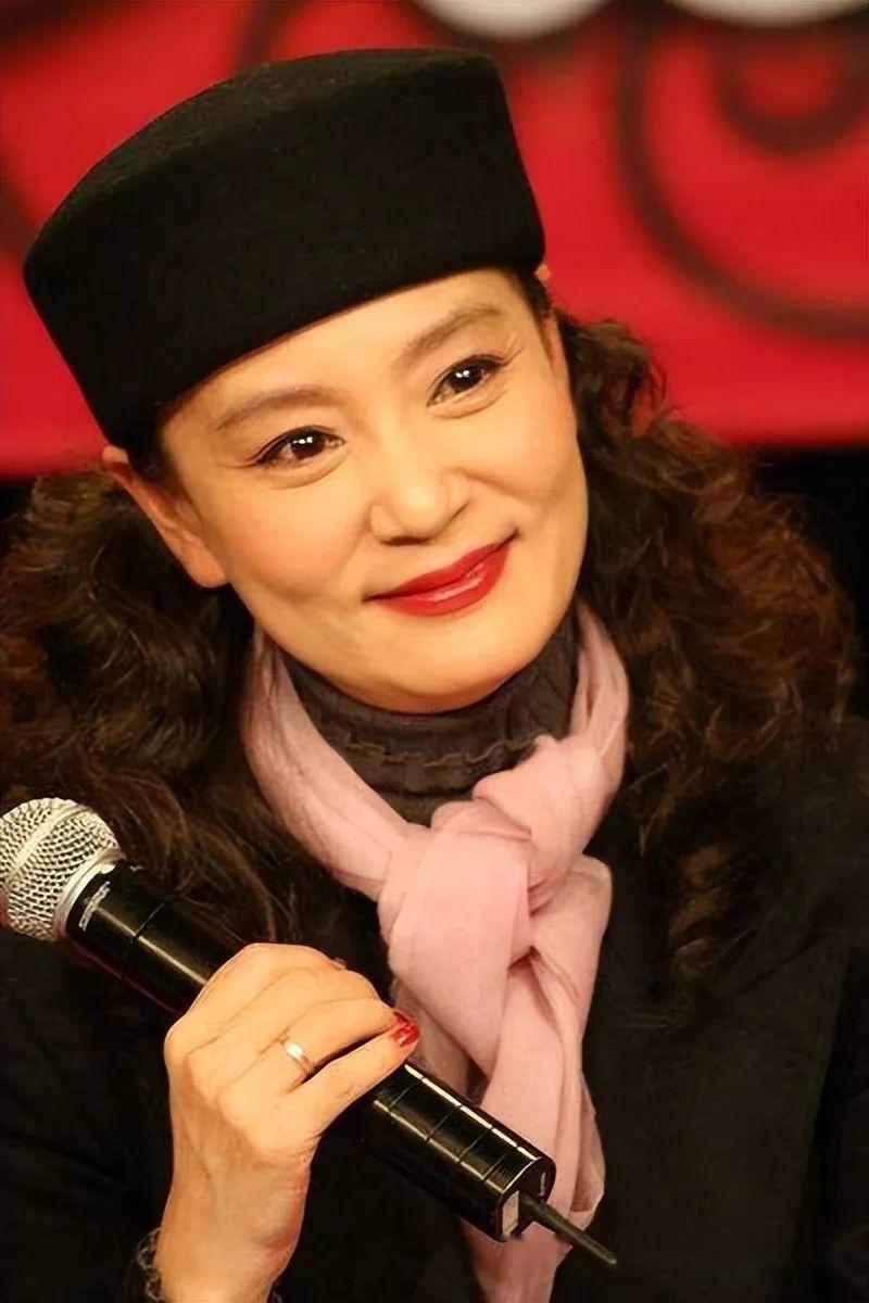 62岁的刘雪华独居10年从容老去满脸皱纹气质却优雅网友再老也是个美人