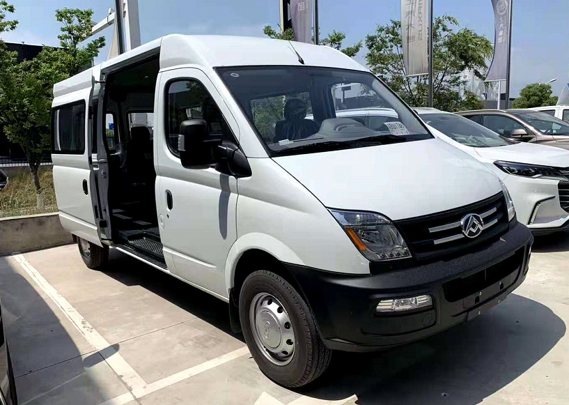 实拍:不足10万大通v80,低配朗逸的钱买轻客,也太帅气了