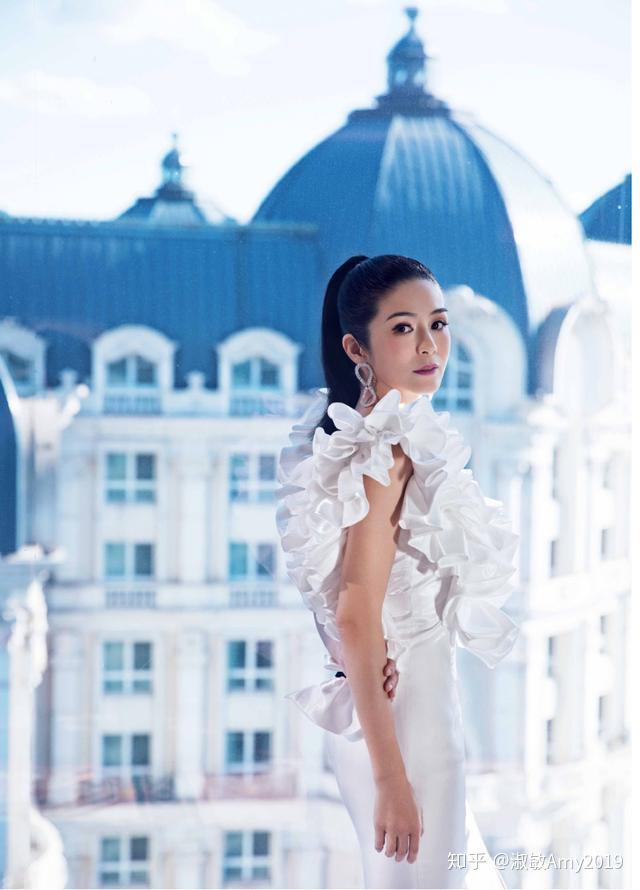 杨采妮高调拍时尚大片白色蕾丝连衣裙显身材高马尾美出国际范