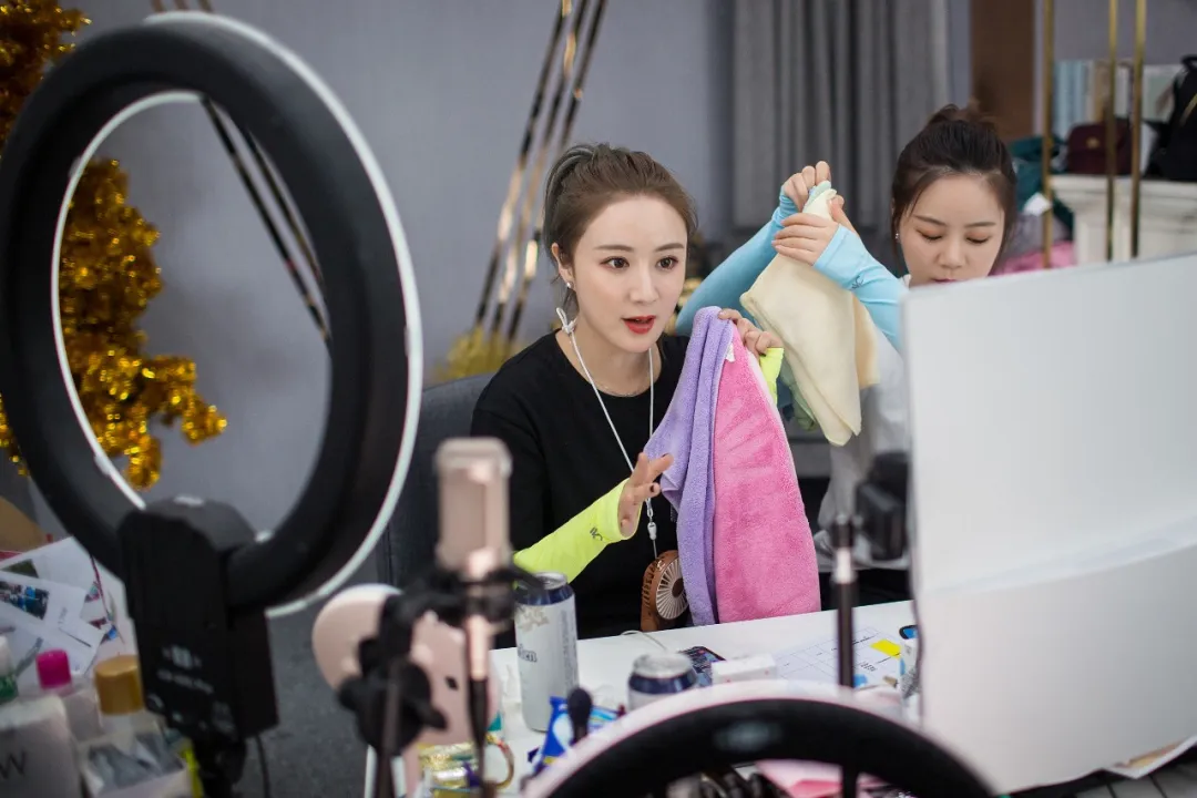 bbc报道李佳琦和薇娅口红一哥带货女王怎么翻译