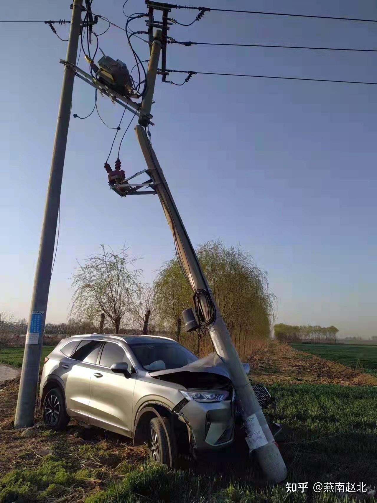 保定一越野车撞断路边电线杆导致停电,网友:瞄准了撞? - 知乎