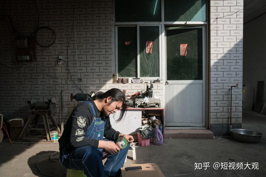 如何评价快手红人「废材爱迪生」手工耿?