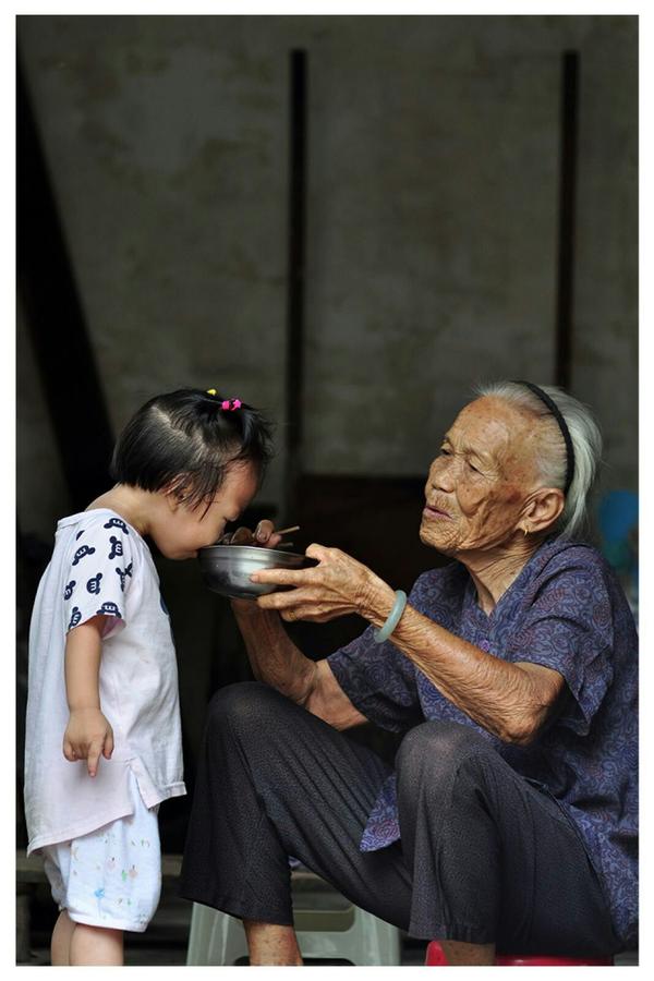 外婆的手,喂过一代又一代的孩子,这次,是她的外曾孙女.摄于2016夏