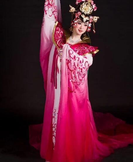 著名反串演员王帅荣获第十五届中国公益形象大使